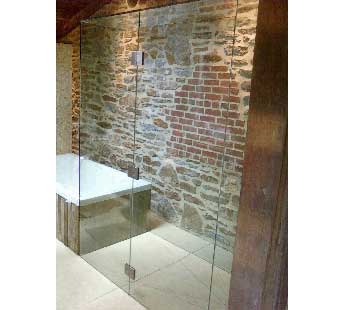 All-glass shower with tub